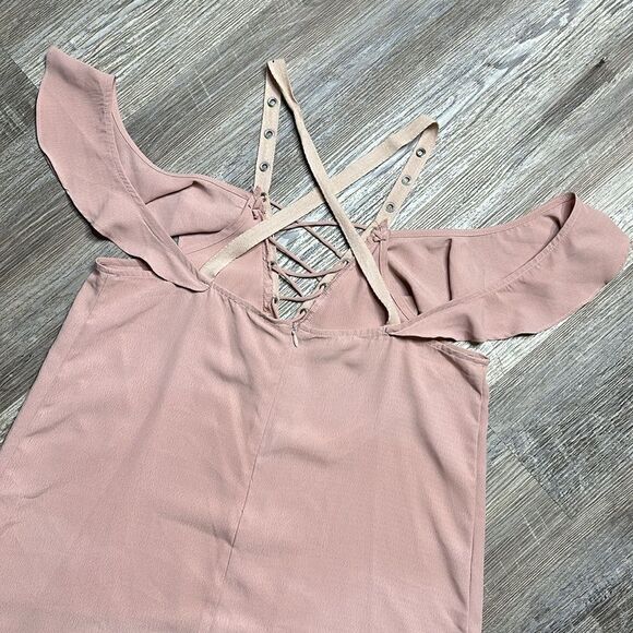 ESSUE • Med • cold shoulder top w/ruffle • soft rose pink • like new - Picture 4 of 8